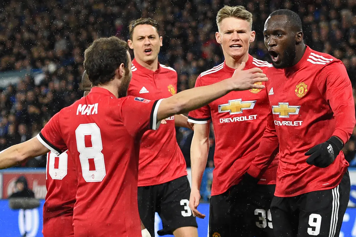 Manchester United Tundukkan Huddersfield Town