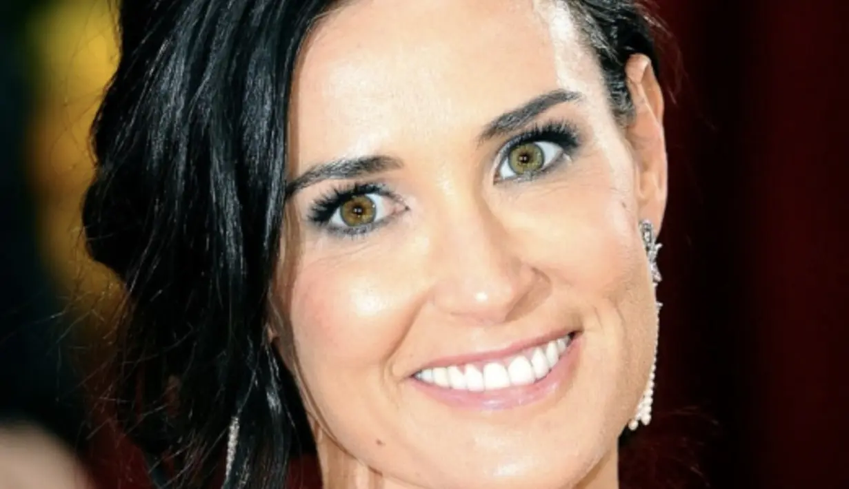 Demi Moore  memiliki perbedaan warna mata yaitu berwarna hazel (cokelat-hijau) dan hijau. Namun perbedaannya tidak terlihat signifikan.  [Foto: Instagram/ Demi Moore]