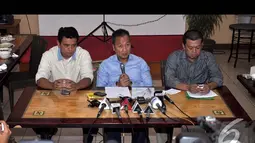 Gugatan mereka tujukan kepada Ketua Umum Partai Golkar Aburizal Bakrie dan menuntut ganti rugi senilai Rp 1 triliun, Jakarta, Rabu (20/8/2014) (Liputan6.com/Miftahul Hayat)