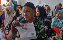 FOTO: Warga Antre Memadati Kantor Pos  Kebayoran Lama untuk Mengambil BLT Kesra 2025