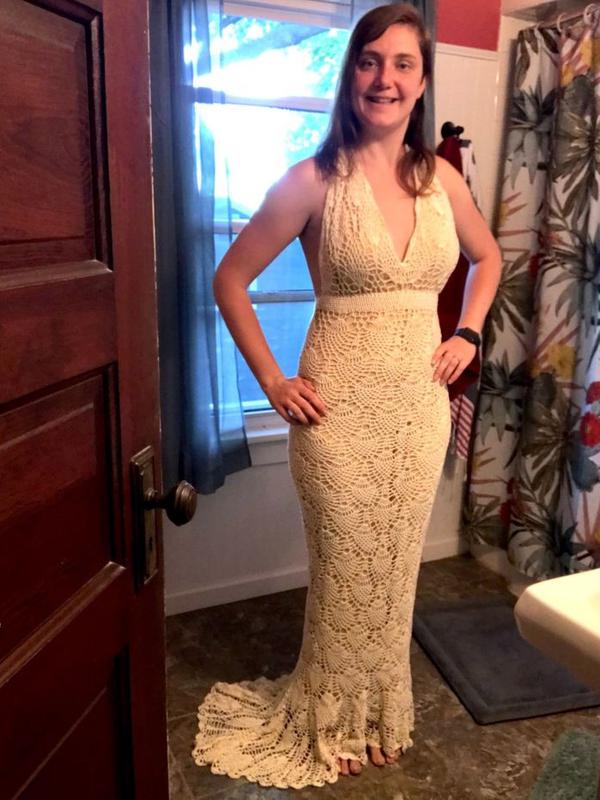 Para wanita ini habiskan ratusan jam untuk menjahit gaun pengantinnya sendiri.