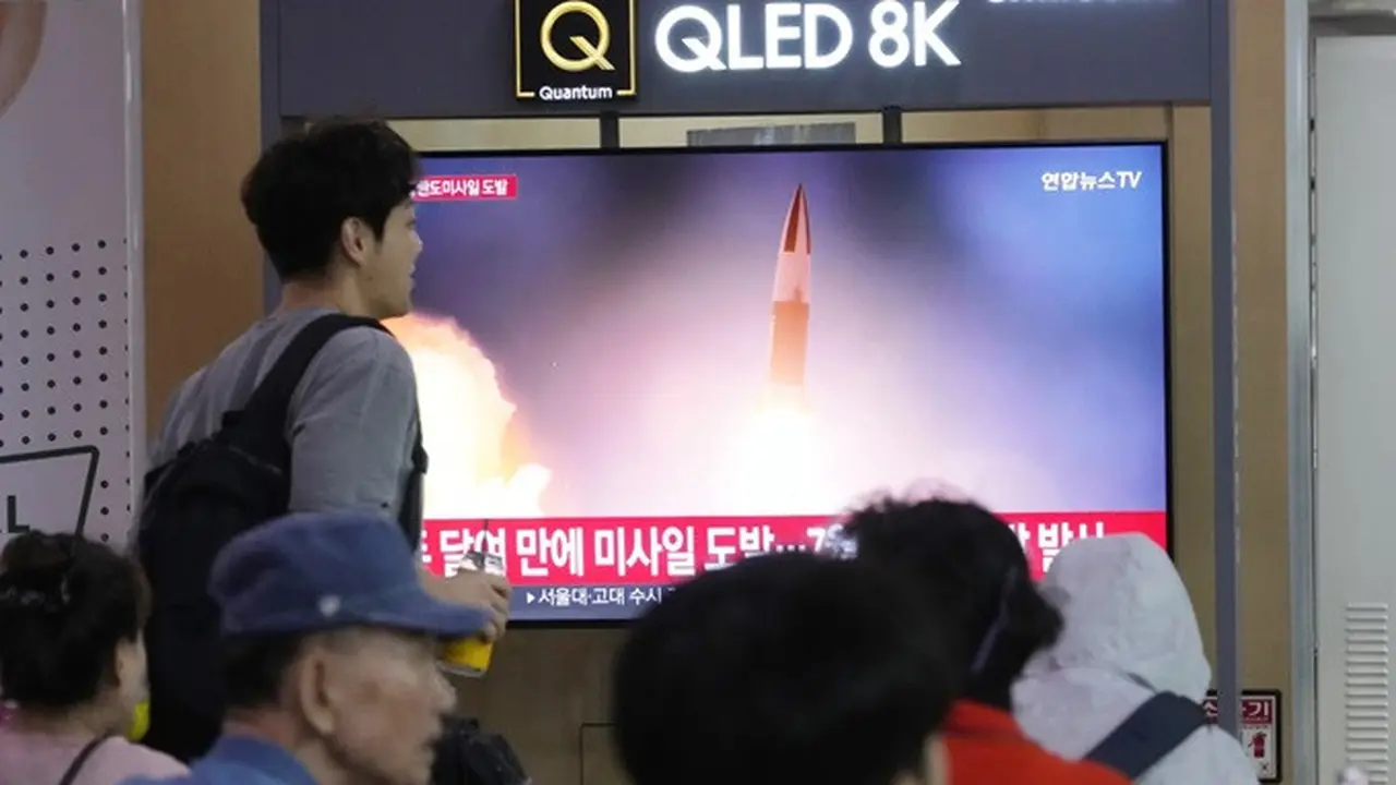 Layar TV menunjukkan gambar peluncuran rudal Korea Utara selama program berita di Stasiun Kereta Api Seoul di Seoul, Korea Selatan, Kamis (12/9/2024).