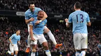 Gol Coutinho dibalas Kompany di menit 31 pada pertandingan sepak bola Liga Inggris antara Manchester City vs Liverpool di Etihad Stadium, Manchester (27/12/13). (AFP/Paul Ellis)