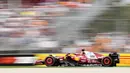 Pembalap Ferrari, Charles Leclerc memacu mobilnya dalam sesi latihan bebas Formula 1 GP Australia 2025 di Sirkuit Albert Park, Melbourne, Australia pada Sabtu (15/03/2025). (AP Photo/Asanka Brendon Ratnayake)