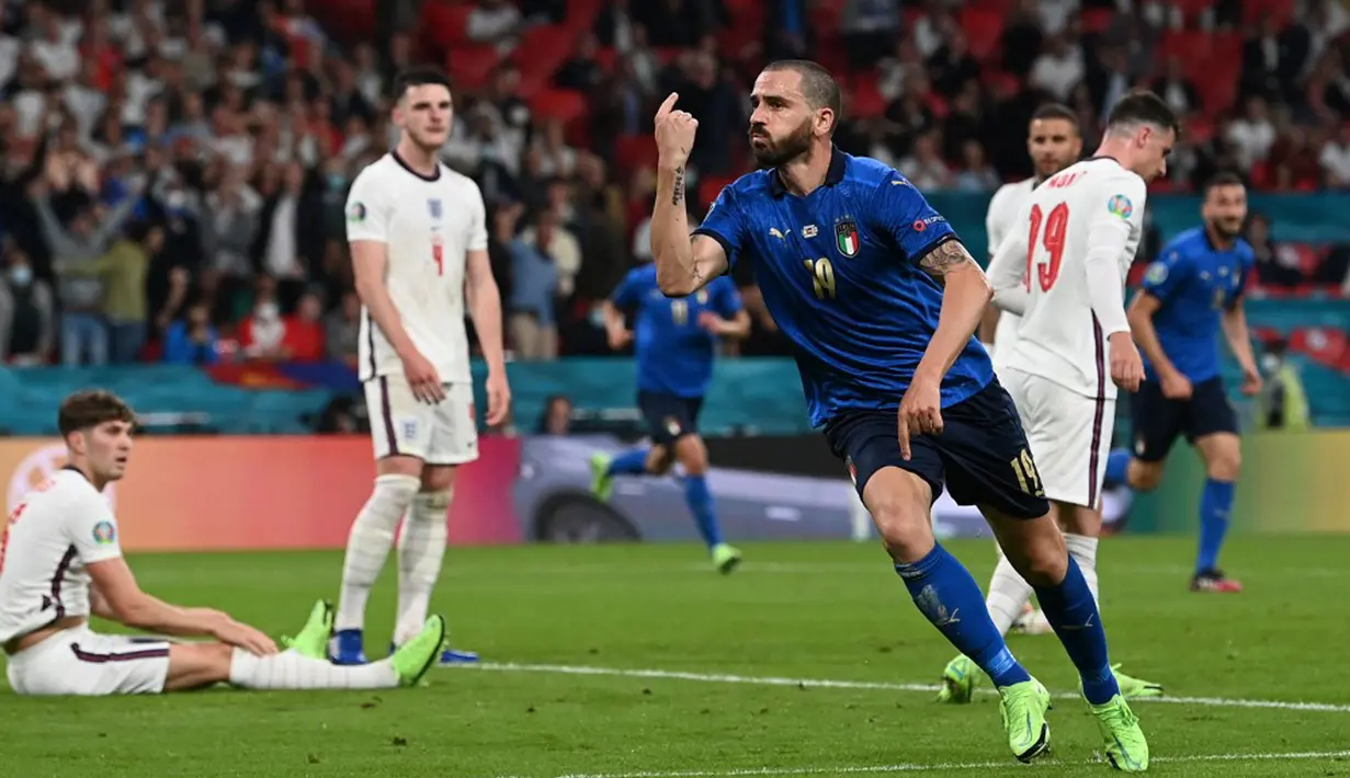 Pemain Italia Leonardo Bonucci melakukan selebrasi usai mencetak gol ke gawang Inggris pada pertandingan final Euro 2020 di Stadion Wembley, London, Inggris, 11 Juli 2021. Meski sudah sepuh, bek tengah ini jadi penentu dan nyawa pertahanan Italia. (Paul ELLIS/POOL/AFP)