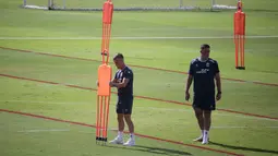 Pelatih Timnas Indonesia, John Herdman (kiri), bersama staf pelatih menyiapkan perlengkapan saat sesi latihan di Bali United Training Center, Gianyar, Bali, Kamis (23/7/2026). John Herdman terus mematangkan persiapan Skuad Garuda yang memasuki pekan terakhir pemusatan latihan jelang menghadapi Kamboja pada laga perdana Grup A Piala AFF 2026 di Stadion Pakansari, Bogor, 27 Juli 2026. (Bola.com/Alit Binawan)