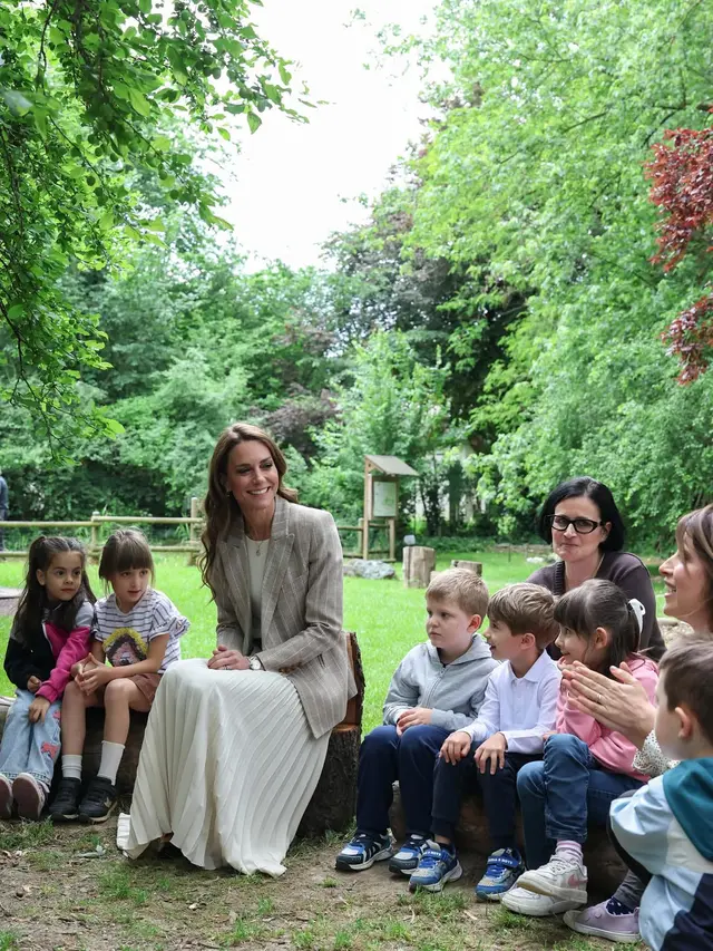 Tanpa Baju Baru, Kate Middleton Pancarkan Aura Keibuan Saat Bermain dengan Anak-Anak di Italia
