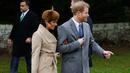 Pangeran Harry dan sang tunangan, Meghan Markle menghadiri tradisi pelayanan gereja di hari Natal Kerajaan Inggris di Sandringham, Senin (25/12). Meghan tampil cantik dengan coat krem, dipadukan tas, topi, dan kaos tangan serba coklat. (AP/Alastair Grant)