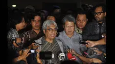 Anggota Koalisi Masyarakat Sipil Antikorupsi pengacara Todung Mulya Lubis (tengah) menyampaikan keterangan seusai bertemu dengan wakil Ketua KPK Bambang Widjojanto di Bareskrim Mabes Polri, Jakarta, Jumat (23/1/2015). (Liputan6.com/Miftahul Hayat)