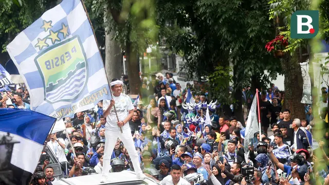 Foto: Lepas Baju Saat Pawai, KDM Larut Dalam Perayaan Pesta Persib Juara