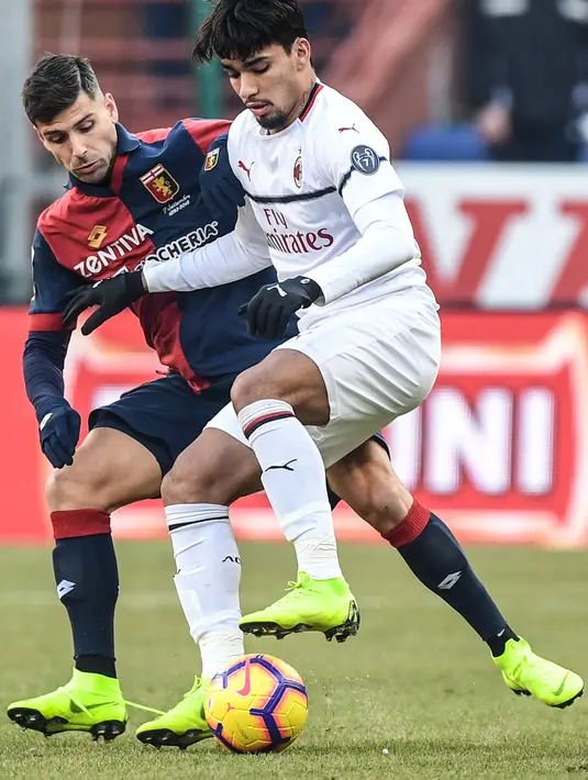Gelandang AC Milan, Lucas Paqueta mengontrol bola dari kawalan gelandang Genoa, Miguel Veloso pada pertandingan Serie A Italia di stadion Luigi-Ferraris di Genoa ada 21 Januari 2019. Paqueta sendiri direkrut AC Milan dari Flamengo pada Januari tahun lalu dengan harga 38 juta euro plus bonus. (AFP/Mi