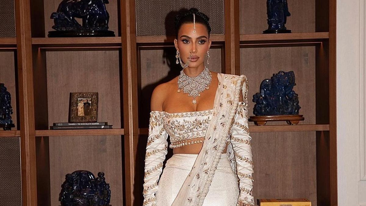 Kim Kardashian Ngaku Menghilangkan Berlian dari Kalung Pinjaman di Pernikahan Anak Orang Terkaya di Asia