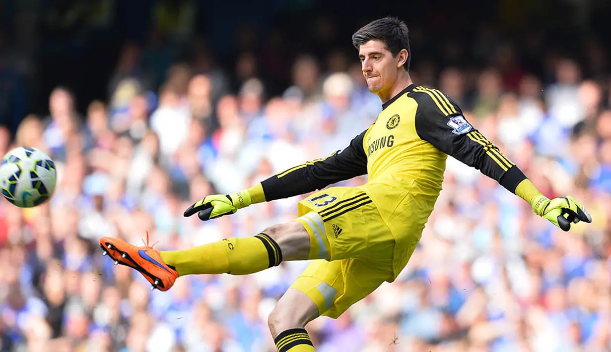 8. Thibaut Courtois, kemampuannya sebagai salah satu kiper muda terbaik di dunia tidak perlu diragukan. Para bomber PSG pasti akan kesulitan membobol gawang kiper asal Belgia ini. (AFP/Glyn Kirk)