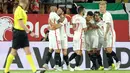 Pemain Sevilla, Wissam Ben Yedder (kedua kanan) berselebrasi usai mencetak gol ke gawang Real Madrid pada lanjutan La Liga Spanyol di stadion Sanchez Pizjuan (26/9). Sevilla menang telak 3-0 atas Madrid. (AFP Photo/Cristina Quicler)