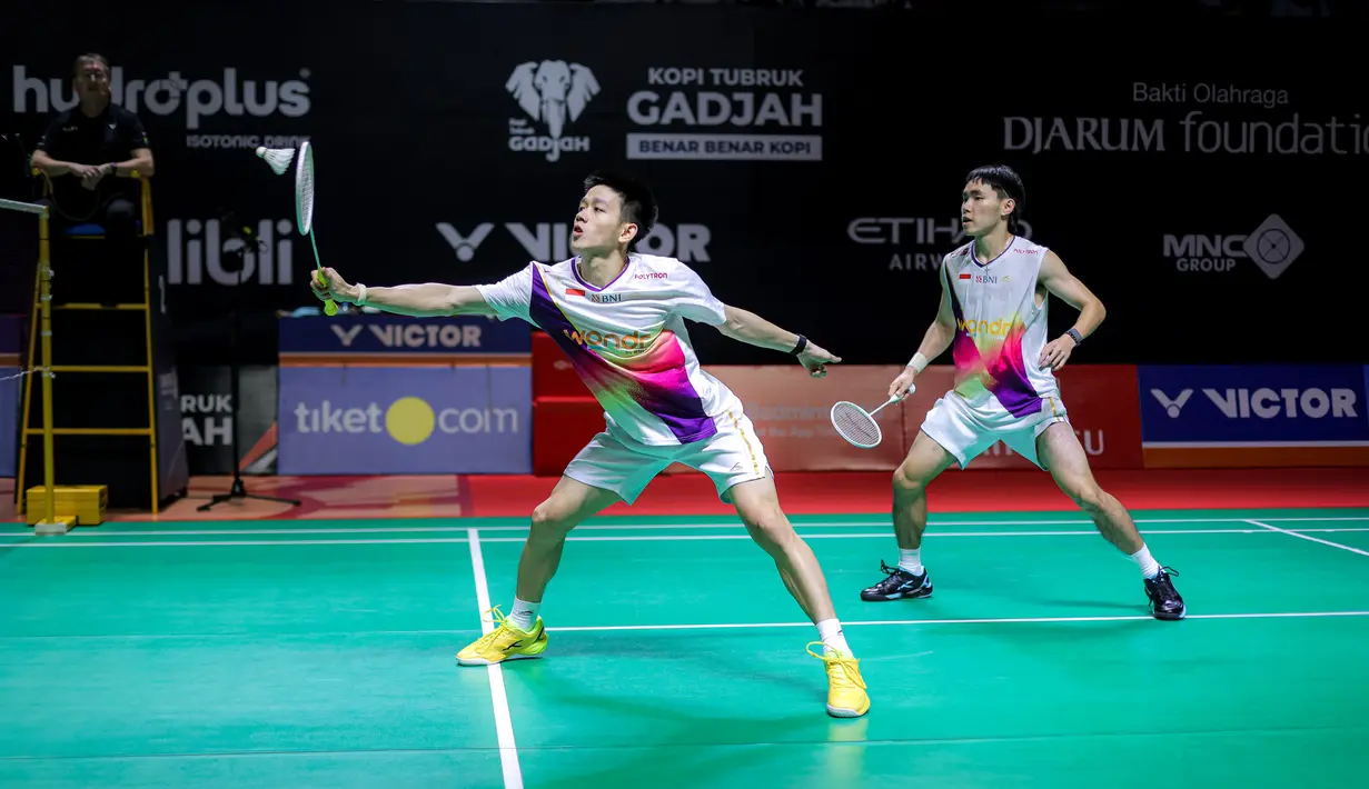 Sempat kehilangan gim kedua, pasangan Indonesia mampu bangkit dan tampil dominan pada gim penentuan. Tampak dalam foto, pasangan ganda putra Indonesia Raymond Indra/Nikolaus Joaquin saat bertanding melawan wakil Prancis, Eloi Adam/Leo Rossi di Istora Gelora Bung Karno (GBK), Senayan, Jakarta, Selasa (20/1/2026). (Bola.com/Bagaskara Lazuardi)