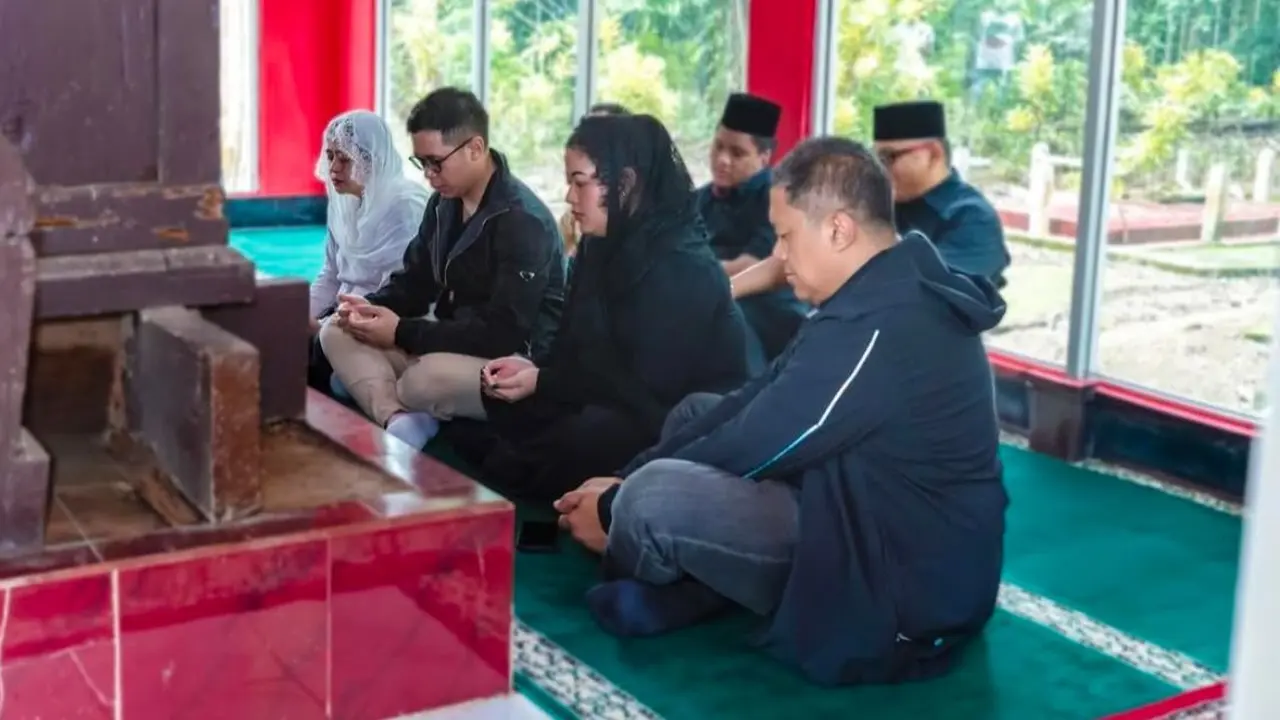 Pulang ke Tanah Leluhur, Puan Maharani Ziarah ke Makam Taufiq Kiemas