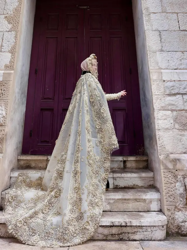 Menilik Detail Outer dan Veil Emas yang Dipakai Syahrini di Hari ke-2 Festival Film Cannes