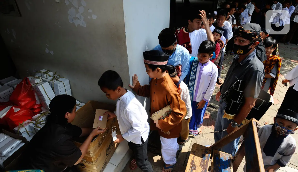 Anak-anak mendapatkan nasi kota usai melaksanakan Sholat Jumat di Masjid Wihdatul Ummah, Cinere, Depok,Jumat (27/5/2022). Setiap minggunya setelah kegiatan Sholat Jumat lebih dari 700 nasi kotak yang merupakan sumbangan dari donatur jamaah masjid dan warga sekitar dibagikan kepada warga dalam rangka Jumat Berkah. (merdeka.com/Arie Basuki)