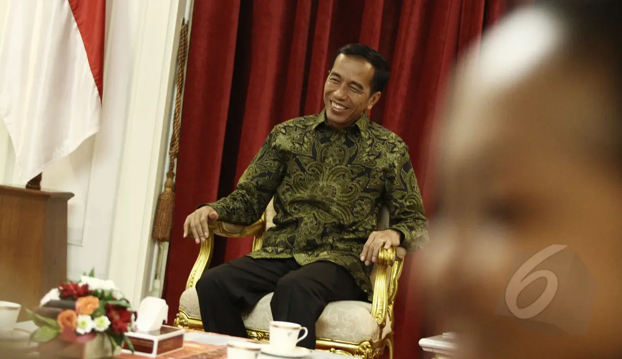 Presiden Jokowi berbincang dengan Komnas Perempuan di Istana Negara, Jakarta, Senin (16/3/2015). Komnas Perempuan memaparkan temuan-temuan terbaru mengenai kekerasan atas perempuan. (Liputan6.com/Faizal Fanani)