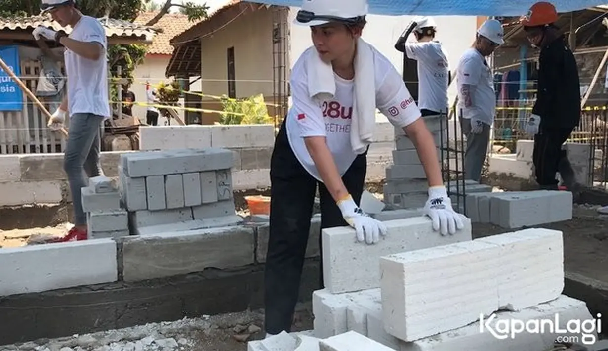 Belum lama ini, Joanna terlihat ikut acara sosial 28uild yang diprakarsai Habitat for Humanity. Joanna bersama para influencer terlibat dalam proses renovasi rumah Kurtubi dan Siti Aminah di Kecamatan Mauk Kabutapen Tangerang, Banten, Sabtu (28/10/2023). [Foto: KapanLagi.com/Dadan Eka Permana]
