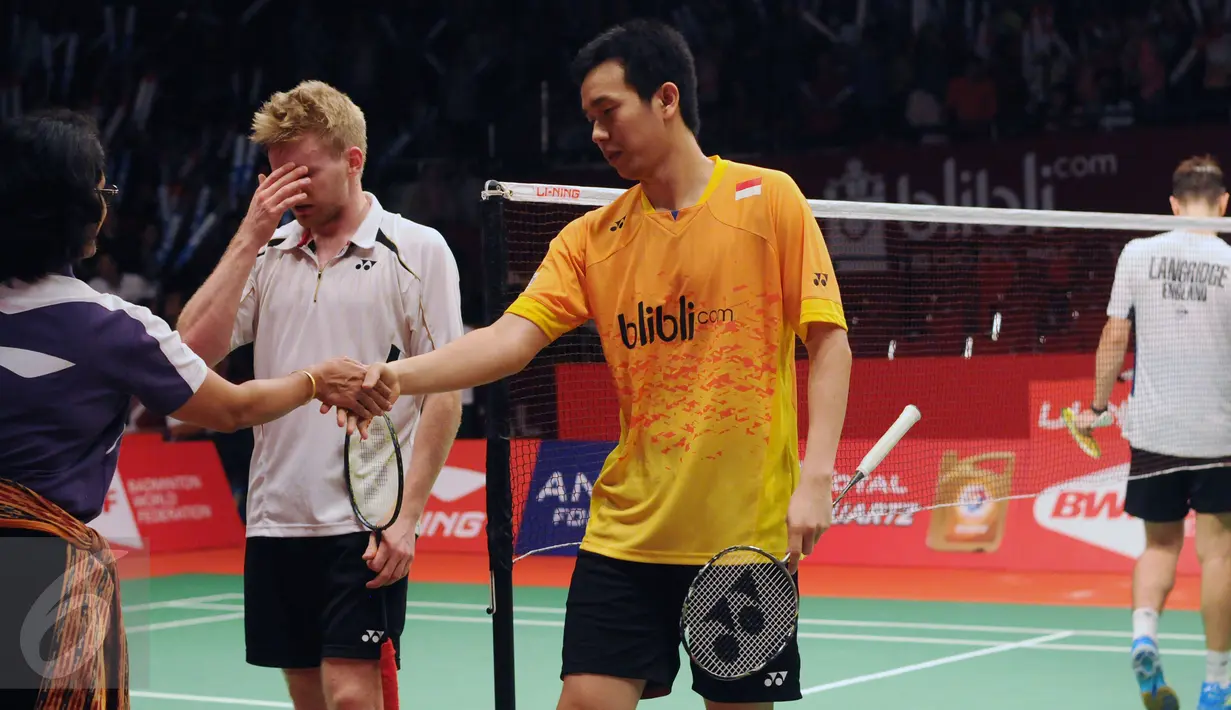 Ganda putra Indonesia, Hendra Setiawan menyalami wasit usai mengandaskan Marcus Ellis/Chris Langridge (Inggris) di Total BWF World Championships 2015 di Jakarta, Jumat (14/8/2015). Ahsan/Hendra unggul 21-16 22-20. (Liputan6.com/Helmi Fithriansyah)