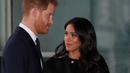 Pangeran Harry dan Meghan Markle mengunjungi New Zealand House di London, Selasa (19/3). Pangeran Harry dan Meghan Markle menempatkan karangan bunga di luar gedung sebagai penghormatan kepada para korban serangan teror di Christchurch. (AP/Alastair Grant)