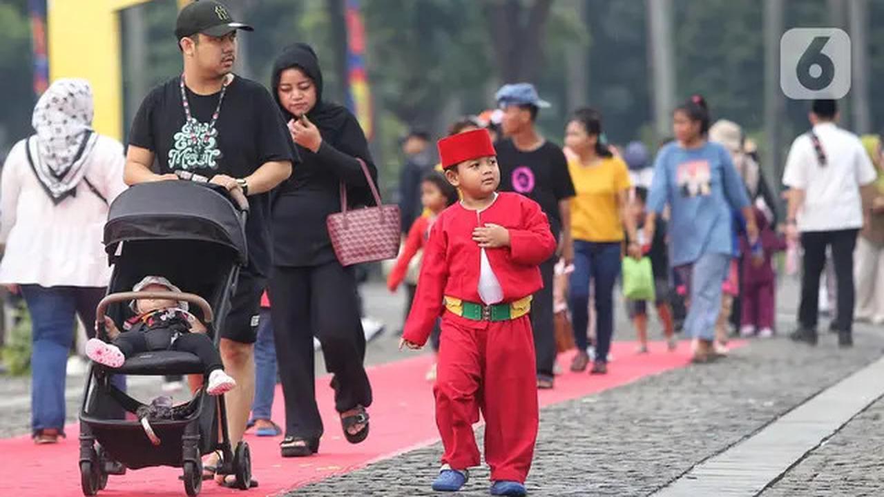 Warga Padati Perayaan Lebaran Betawi 2025 di Monas