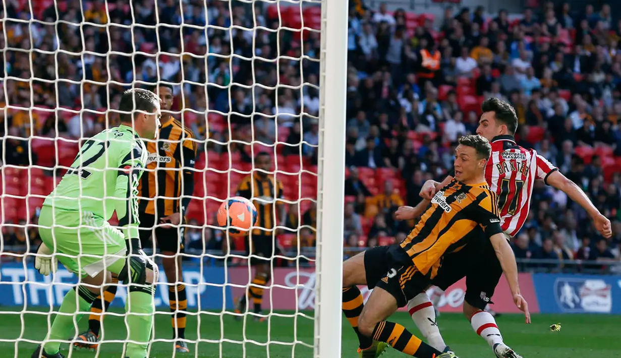 Tendangan pemain Sheffield United, Jose Baxter (kanan) tidak mampu dibendung kiper Hull City, Steve Harper saat berlaga pada semifinal Piala FA di Stadion Wembley, London (13/4/2014). (REUTERS/Stefan Wermuth)