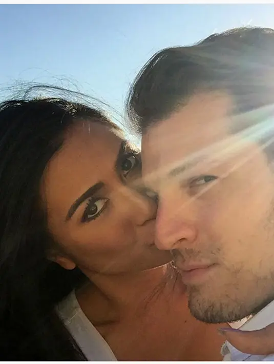 Dari foto yang beredar, ia adalah Reid Spencer Garrett. Lelaki asal Amerika Serikat yang mualaf Agustus 2012 lalu untuk menikahi Uli. (Instagram/ @uliauliani10)