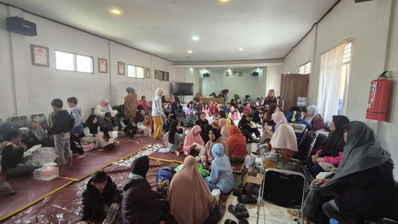 23 Warga Selamat Longsor Cisarua Direlokasi ke Kantor Desa, Wabup Pastikan Penanganan Darurat