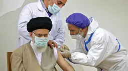 Pemimpin tertinggi Iran, Ayatollah Ali Khamenei menerima dosis vaksin Covid-19 buatan lokal, COV-Iran Barekat, di Teheran, Jumat (25/6/2021). Pada Januari, Khamenei melarang impor vaksin Amerika dan Inggris sebagai sebuah cerminan ketidakpercayaan terhadap Barat. (KHAMENEI.IR / AFP)