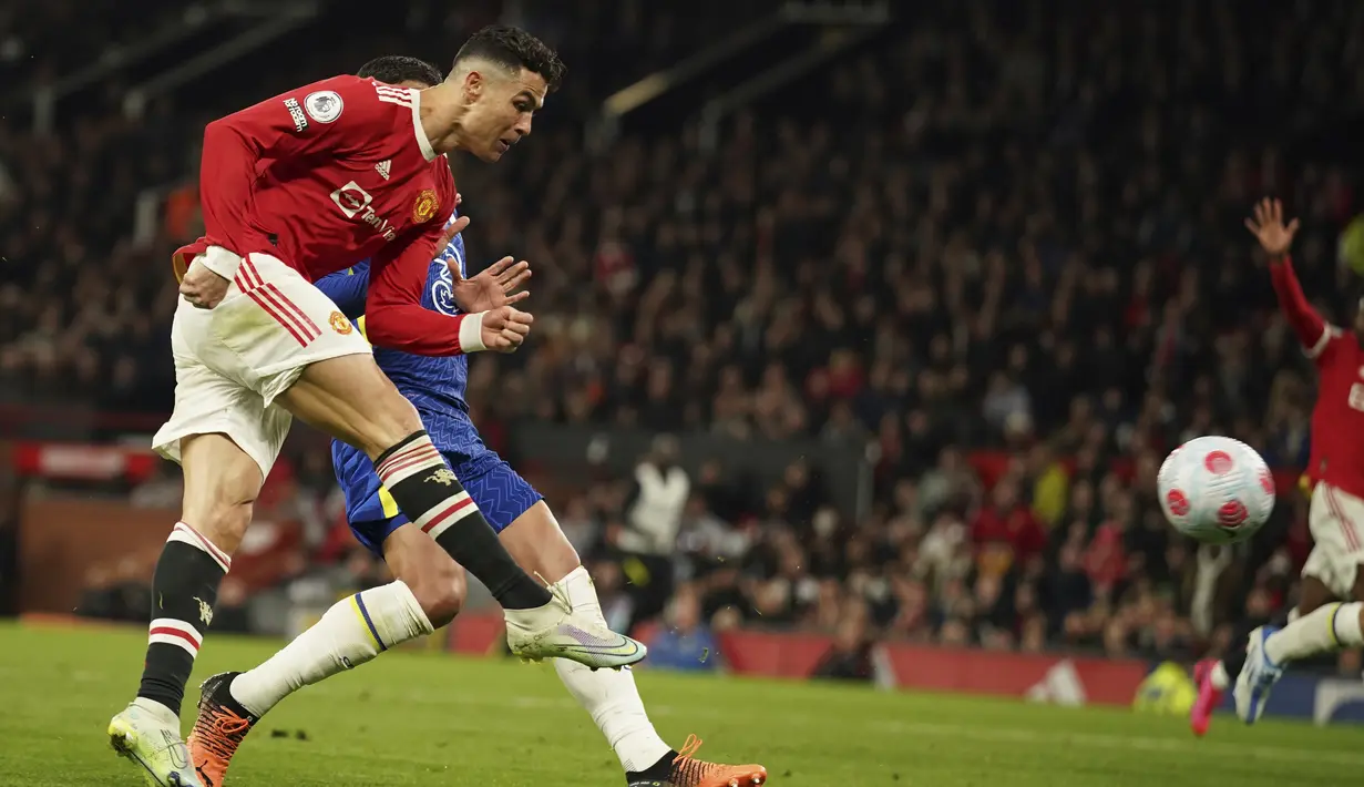 <p>Penyerang Manchester United Cristiano Ronaldo mencetak gol pertama timnya ke gawang Chelsea pada lanjutan Liga Inggris 2021/2022 di Old Trafford, Manchester, Jumat (29/4/2022) dini hari WIB. Laga Manchester United vs Chelsea berakhir tanpa pemenang. Kedua tim berakhir sama kuat 1-1. (AP Photo/Dave Thompson)</p>