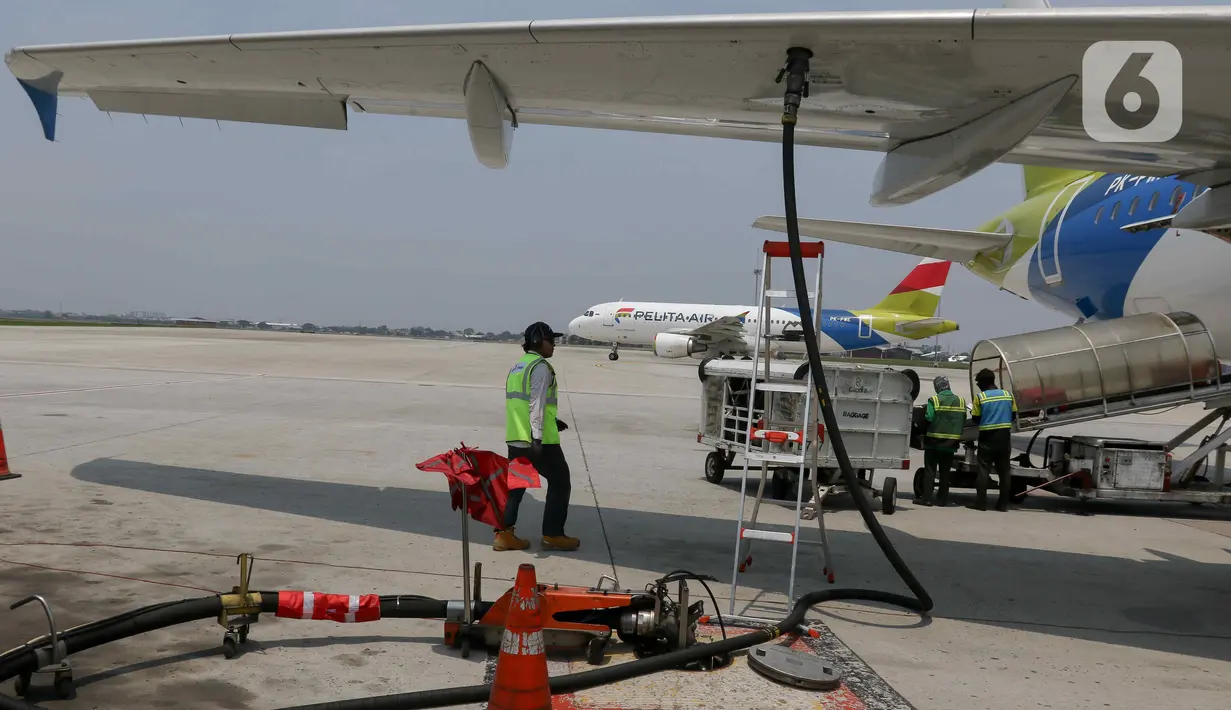 Harga avtur juga mempertimbangkan demand volume dari masing-masing bandara sesuai frekuensi pergerakan pesawat. (Liputan6.com/Herman Zakharia)
