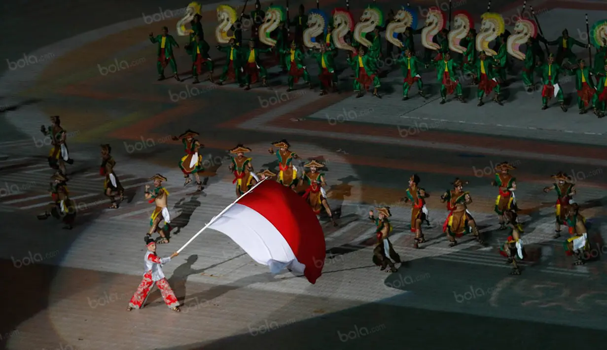 Bendera Merah-Putih dikibarkan saat penutupan PON XIX Jabar 2016 di Stadion Gelora Bandung Lautan Api, Kamis (29/9/2016). (Bola.com/Vitalis Yogi Trisna)
