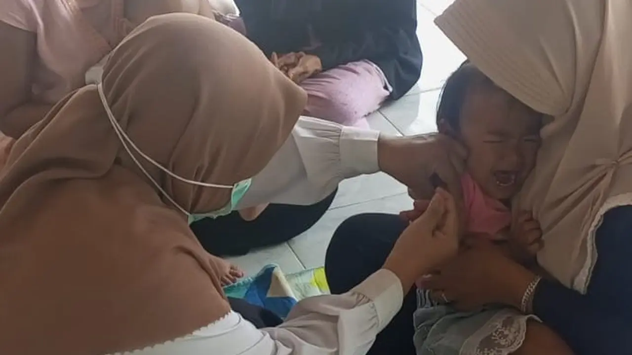 Sejumlah anak melakukan pemeriksaan kesehatan di Posyandu wilayah Sawangan, Depok (Liputan6.com/Dicky Agung Prihanto)