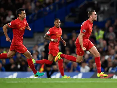 Gelandang Liverpool, Jordan Henderson (kanan) berlari melakukan selebrasi usai mencetak gol kegawang Chelsea pada lanjutan Liga Inggris di Stadion Stamford Bridge, London, (17/9). Liverpool menang atas Chelsea dengan skor 2-1. (Reuters/Dylan Martinez)