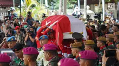 Anggota Pasukan Paspampres membawa jenazah Presiden ke-3 RI Bacharuddin Jusuf Habibie saat prosesi penyerahan jenazah kepada negara di Patra Kuningan, Jakarta, Kamis (12/9/2019). Jenazah BJ Habibie diberangkatkan ke Taman Makam Pahlawan Kalibata untuk dimakamkan. (Liputan6.com/Immanuel Antonius)