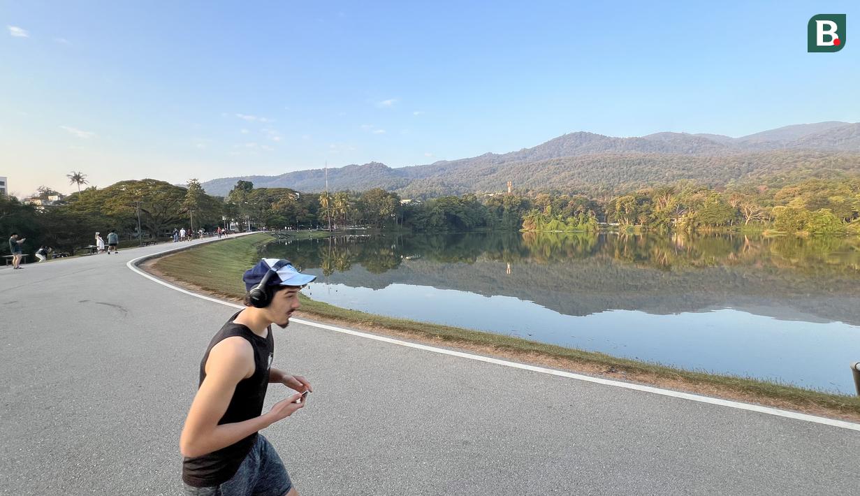 Seorang warga berolahraga di tepi Danau Angkaew di Chiang Mai, Thailand, Senin (8/12/2025). (Bola.com/Bagaskara Lazuardi)