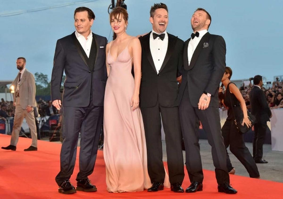 Tampil seksi tanpa bra, Dakota Johnson pamer tato burung