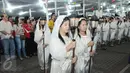 Ribuan jemaat merayakan malam Misa Natal di Gereja Katedral, Jakarta, Sabtu (24/12). Sebelum mengikuti misa, para jemaat terlihat mengambil air suci terlebih dahulu.(Liputan6.com/Helmi Afandi)