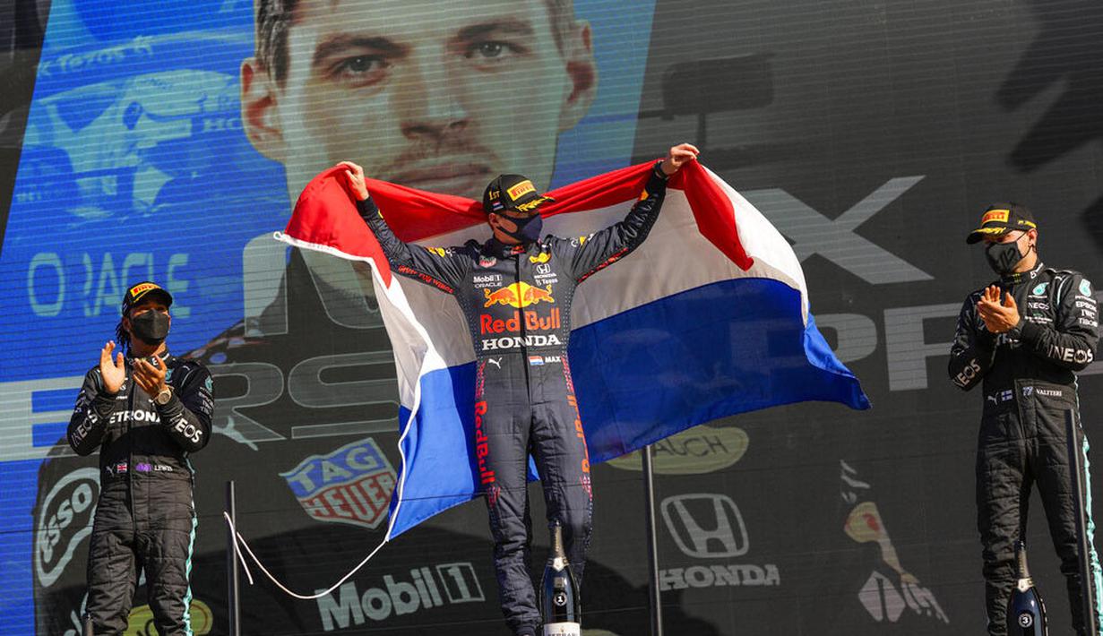 Pebalap Red Bull Max Verstappen tampil memukau usai berhasil meraih kemenangan ketujuh di musim 2021. Verstappen sukses merajai balapan F1 GP Belanda. (Foto: AP/Francisco Seco)