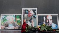 Karangan bunga ditebarkan di Central House of Journalists di Moskow untuk mengenang tiga wartawan Rusia yang tewas di Republik Afrika Tengah. (Sergei Savostyanov / TASS)