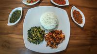 Nasi Cangkalang Pampis berkonsep serupa dengan makanan khas dari Korea Dolsot Bibimbab