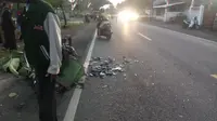 korban tergeletak di jalan dalam kasus kecelakaan di Jalan Raya Rogojampi (Hermawan Arifianto/Liputan6.com)