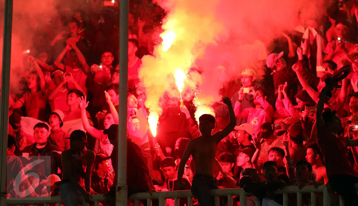 Suporter merayakan kemenangan Indonesia atas Thailand pada final pertama Piala AFF 2016 di Stadion Pakansari, Kab Bogor, Rabu (14/12). Indonesia unggul 2-1 atas Thailand. (Liputan6.com/Helmi Fithriansyah)