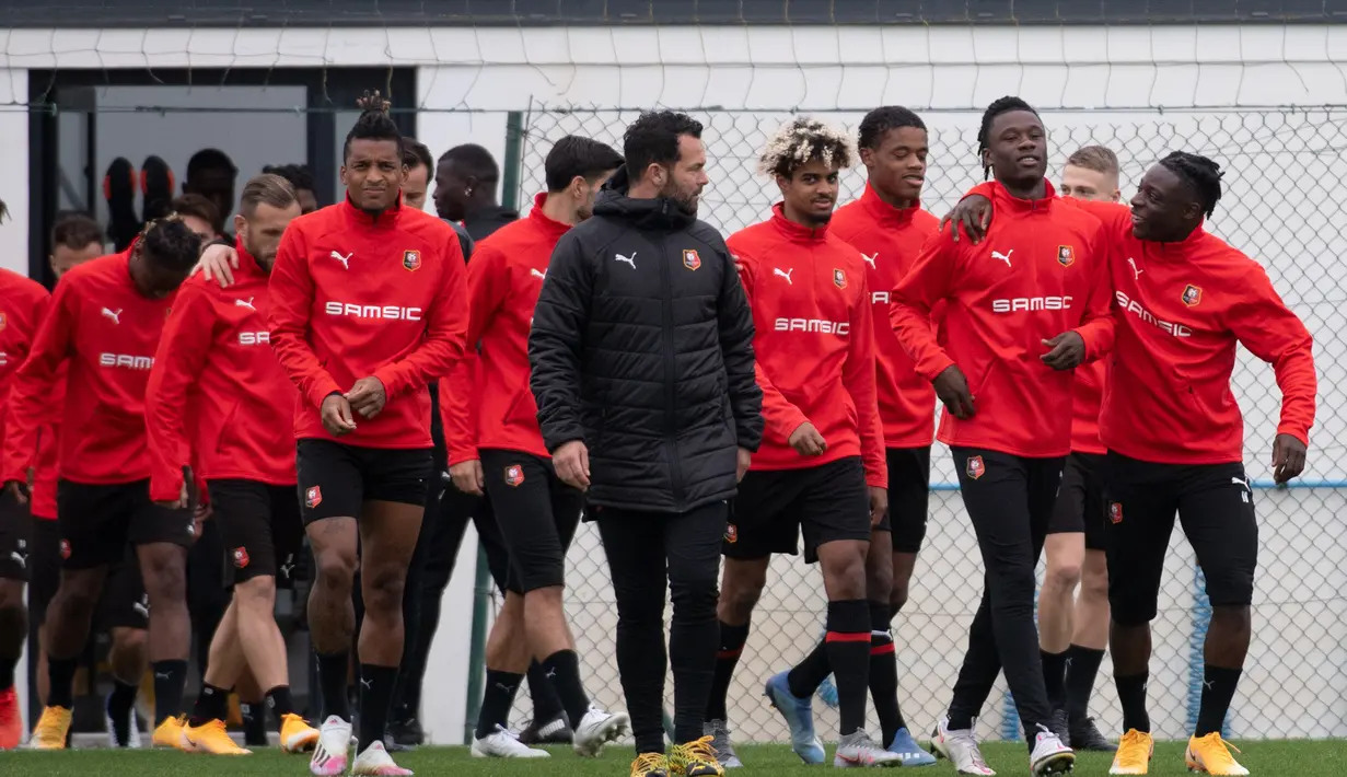 Para pemain Rennes tiba untuk mengambil bagian dalam sesi latihan di pusat pelatihan Piverdiere di Rennes, Prancis barat (23/11/2020). Rennes akan bertanding melawan Chelsea pada Grup E Liga Champions di Roazhon Park. (AFP/Loic Venance)