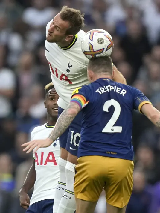 Bek Newcastle United Kieran Trippier berebut bola dengan penyerang Tottenham Hotspur Harry Kane  pada laga pekan ke-13 kasta teratas Liga Inggris, Premier League 2022/2023 di Tottenham Hotspur Stadium, Minggu (23/10/2022) malam WIB. Sementara itu, Newcastle berhak naik ke peringkat empat dengan poin 21. (AP Photo/Frank Augstein)