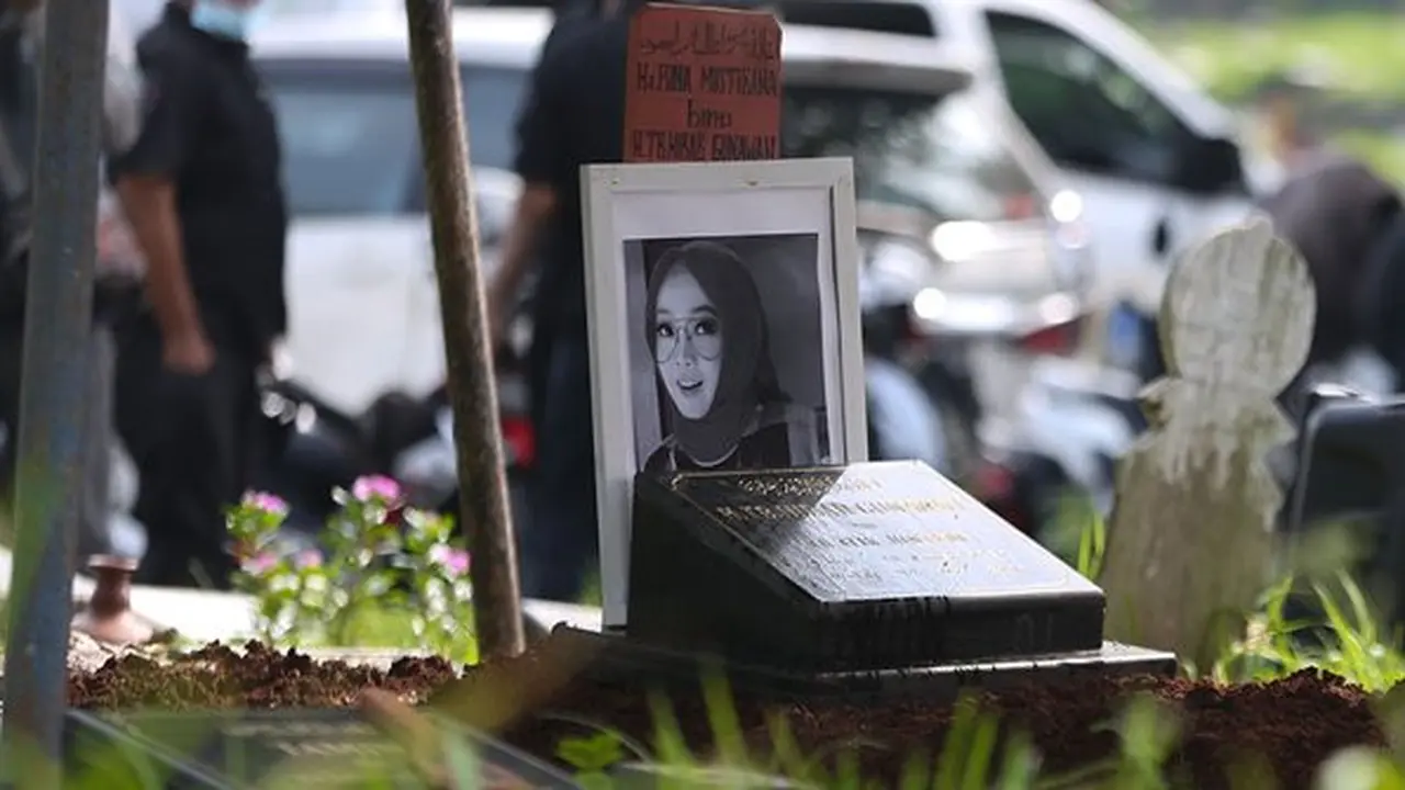 Potret Suasana Pemakaman Rina Gunawan, Diwarnai Tangis Pilu dari Keluarga dan Sahabat