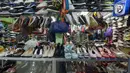 Salah satu kios pedagang barang bekas produk impor di Pasar Baru Metro Atom, Jakarta, Jumat (6/12/2019). Di tengah ramainya produk pakaian baru baik lokal maupun internasional, pakaian bekas impor yang dijual di kios-kios pasar masih banyak peminatnya di berbagai kalangan. (merdeka.com/Imam Buhori)
