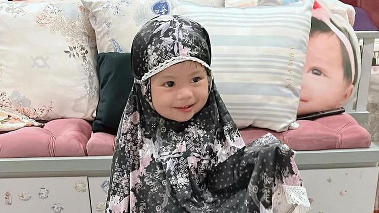 Atta Halilintar dan Aurel merupakan pasangan artis yang begitu memperhatikan terkait aspek agama untuk sang anak. Atta dan Aurel secara bertahap mulai memperkenalkan ibadah salat kepada Ameena.